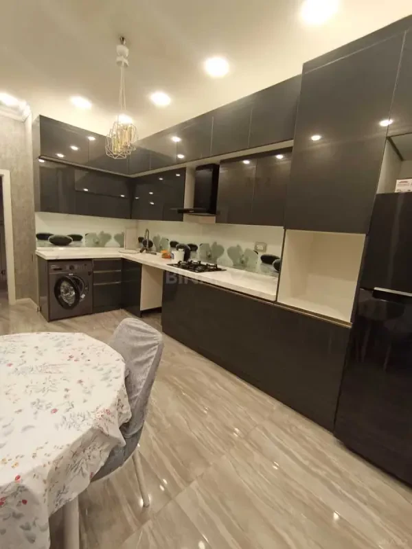 Kirayə verilir 2 otaqlı mənzil 98 m²