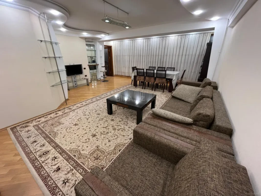 Kirayə verilir 2 otaqlı mənzil 90 m²