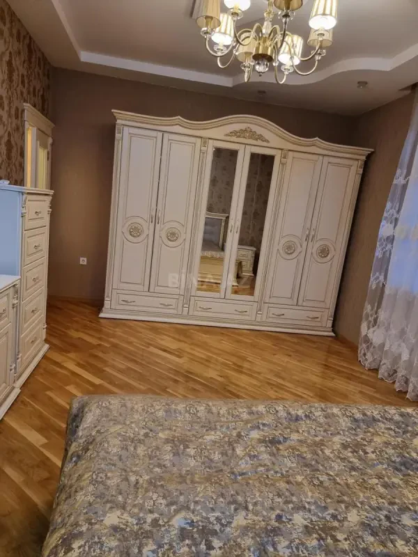 Kirayə verilir 3 otaqlı mənzil 135 m²
