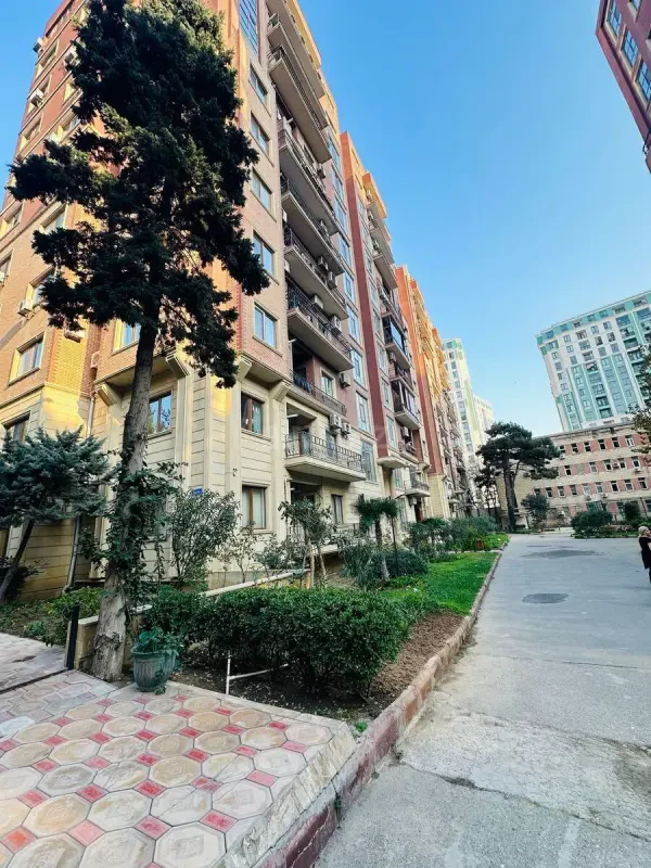 Satılır 3 otaqlı mənzil 162 m²