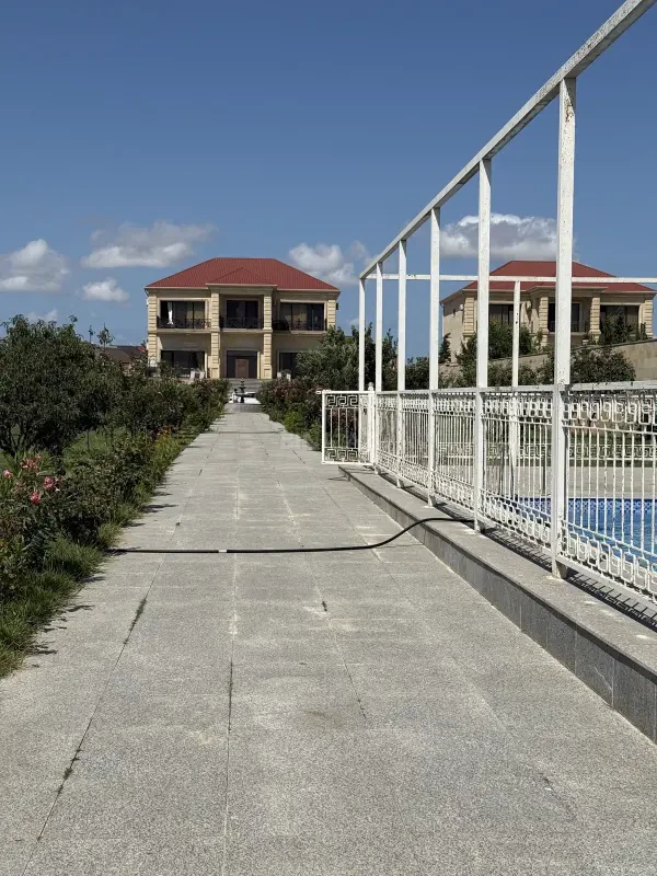 Satılır 8 otaqlı həyət evi 600 m²