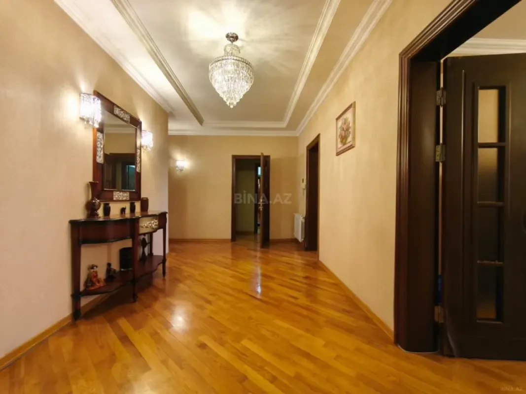 Satılır 4 otaqlı mənzil 170 m²