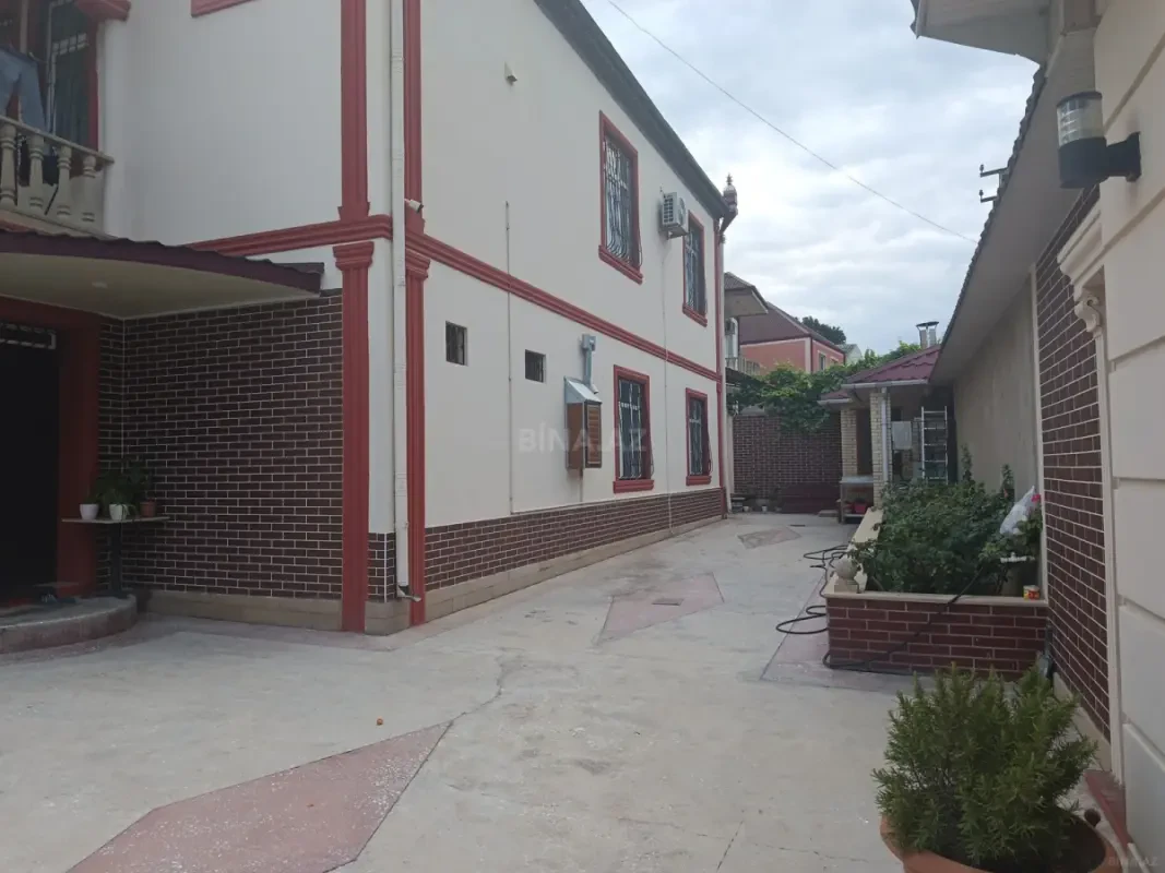 Satılır 7 otaqlı həyət evi 250 m²