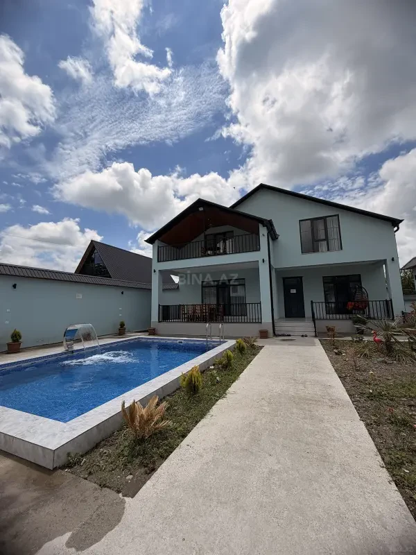 Kirayə verilir 8 otaqlı həyət evi 250 m²
