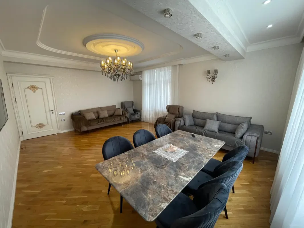 Kirayə verilir 3 otaqlı mənzil 130 m²