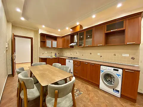 Kirayə verilir 3 otaqlı mənzil 130 m² — Bakı, Nizami 3 otaq 130.00 m²
