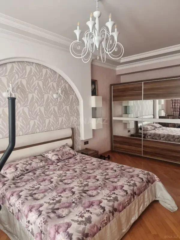 Satılır 4 otaqlı mənzil 179 m²
