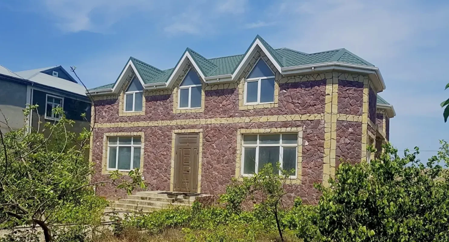 Satılır 8 otaqlı həyət evi 320 m²