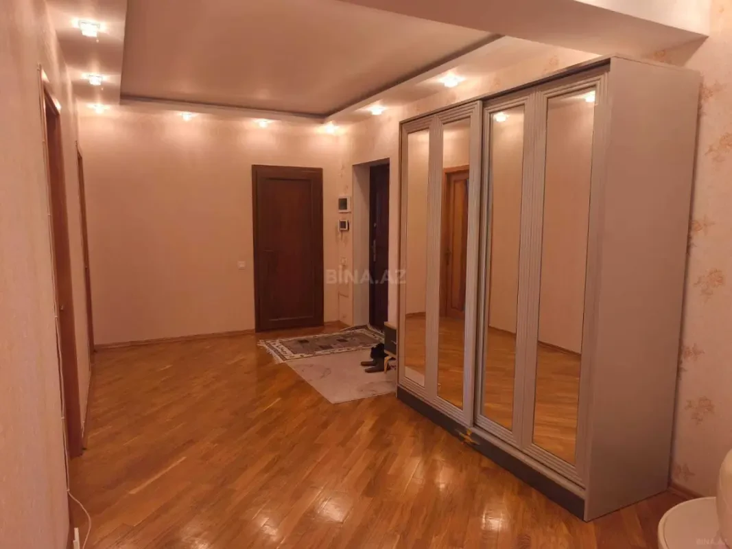 Satılır 3 otaqlı mənzil 130 m²