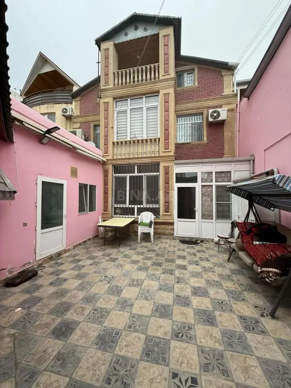 Satılır 8 otaqlı həyət evi 270 m²