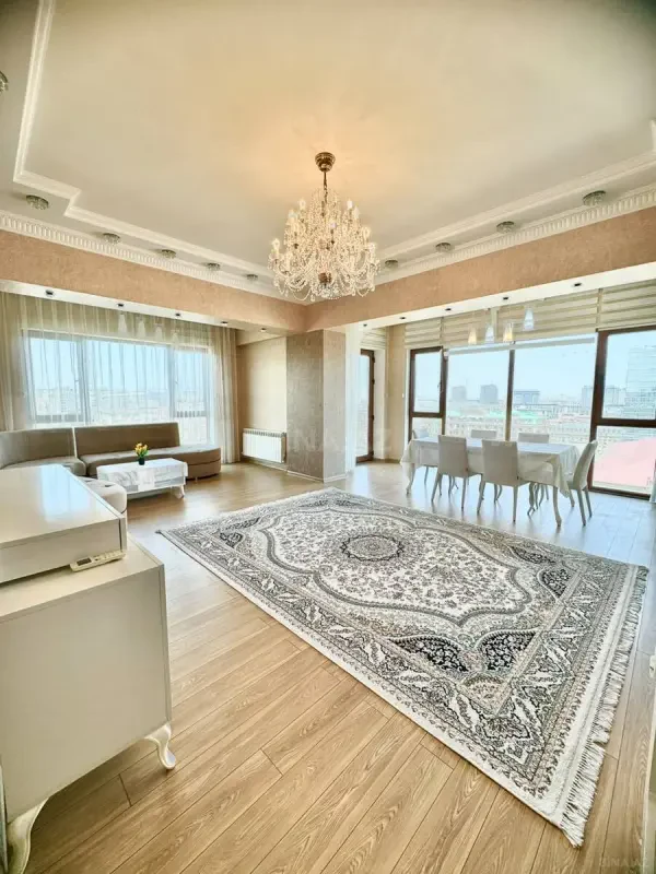 Kirayə verilir 4 otaqlı mənzil 190 m²