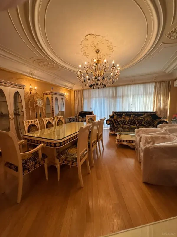 Satılır 4 otaqlı mənzil 215 m²