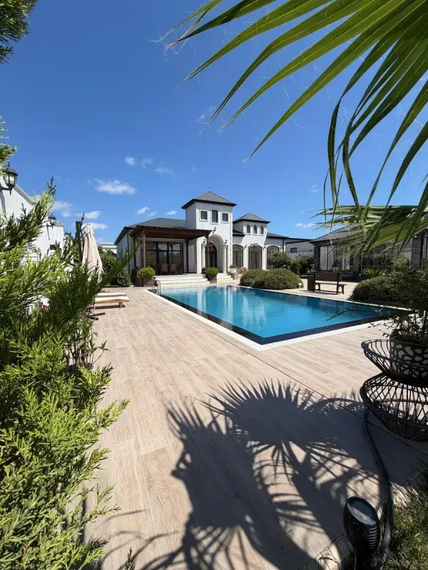 Satılır 5 otaqlı həyət evi 300 m²