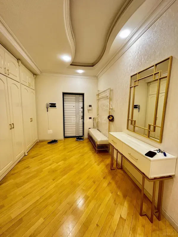 Kirayə verilir 2 otaqlı mənzil 101.7 m²