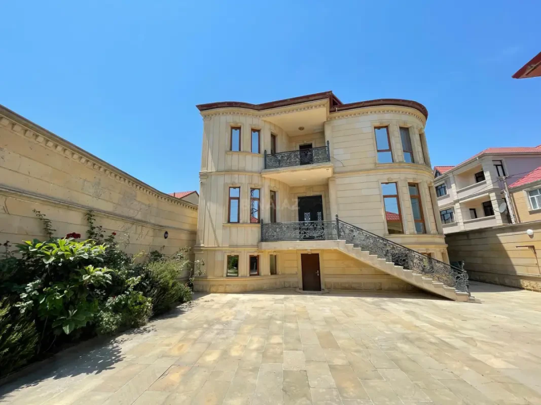 Satılır 9 otaqlı həyət evi 338.3 m²