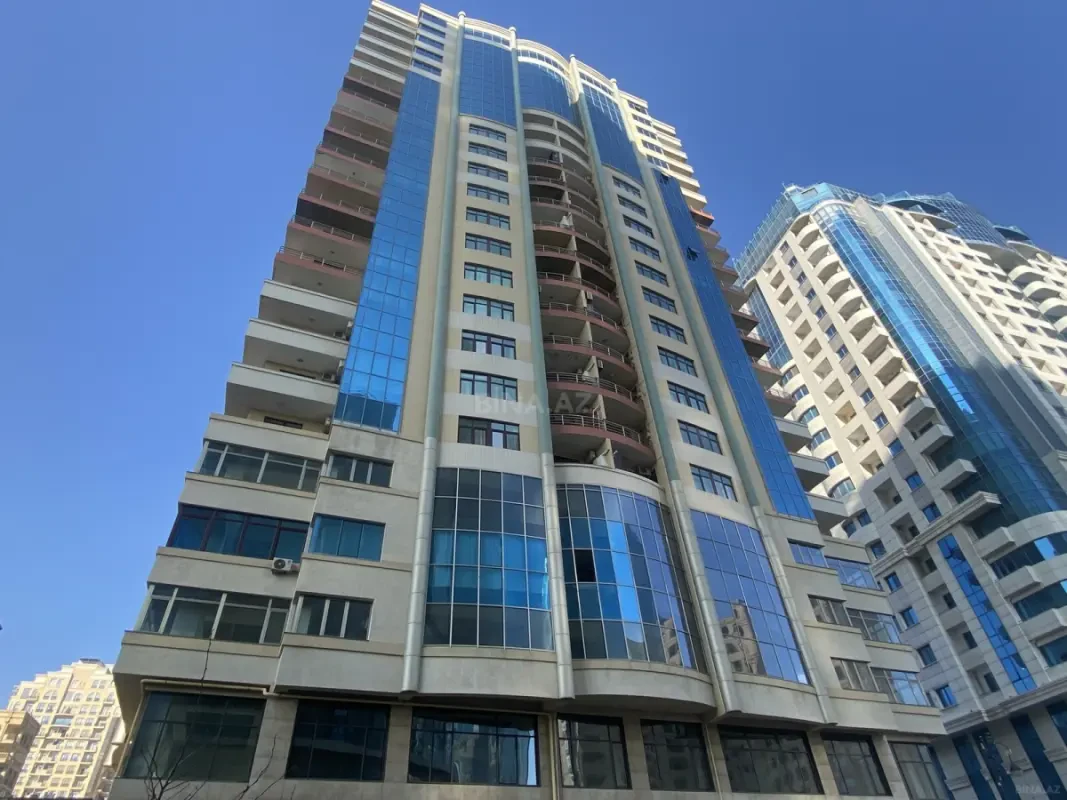Satılır 4 otaqlı mənzil 240 m²