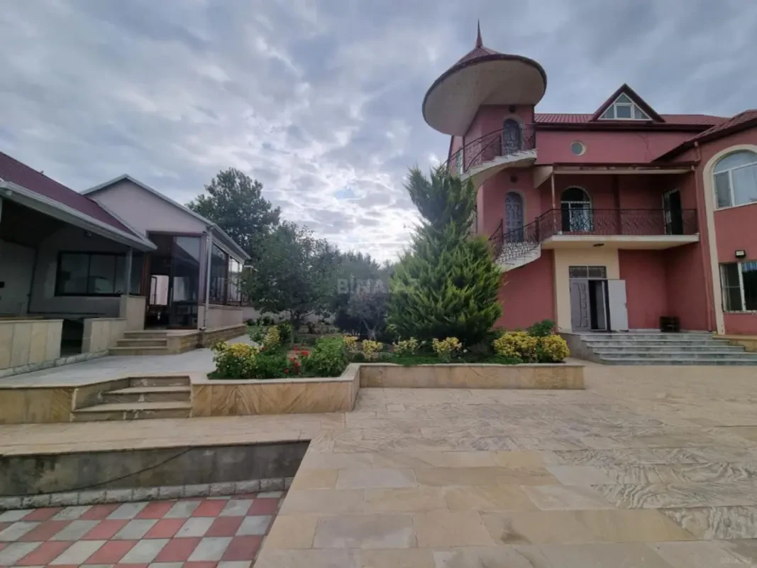 Kirayə verilir 8 otaqlı həyət evi 250 m²