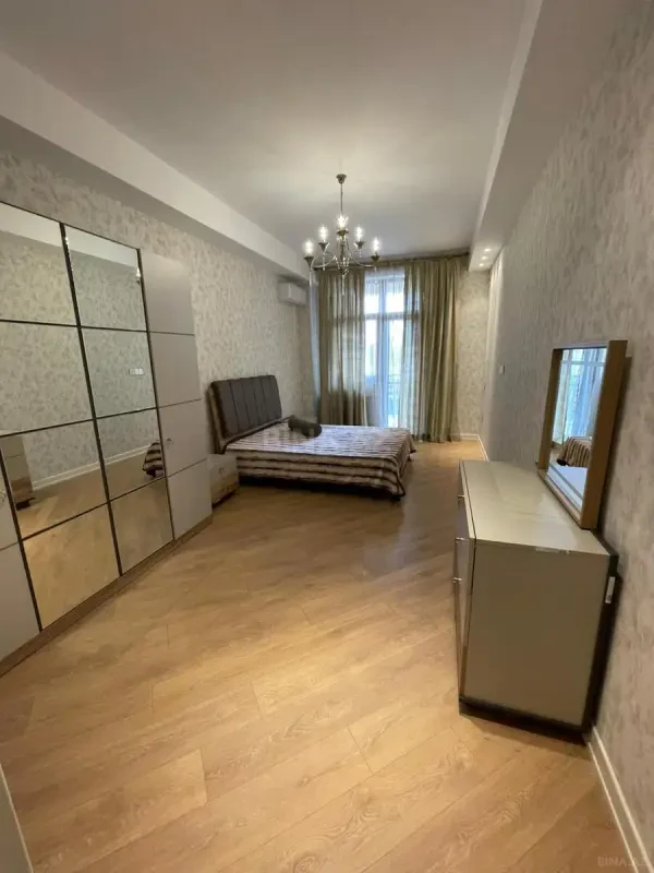 Kirayə verilir 3 otaqlı mənzil 150 m²