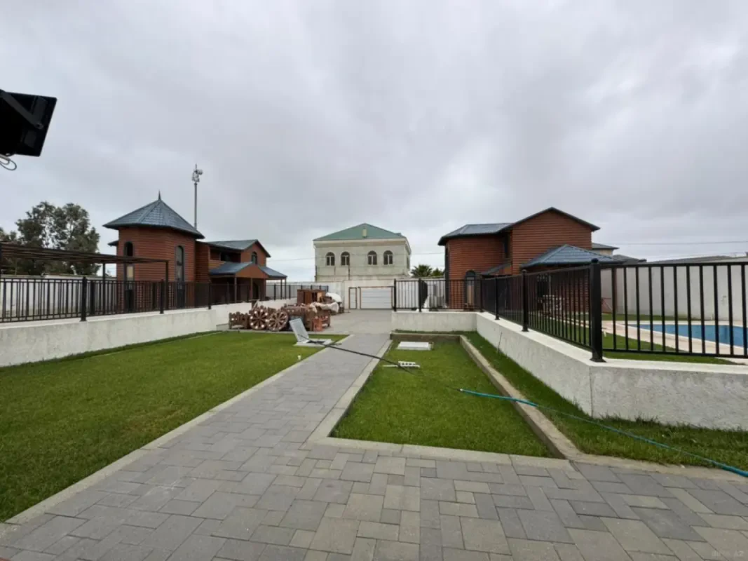 Satılır 15 otaqlı həyət evi 800 m²