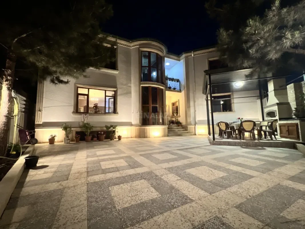 Satılır 9 otaqlı həyət evi 300 m²