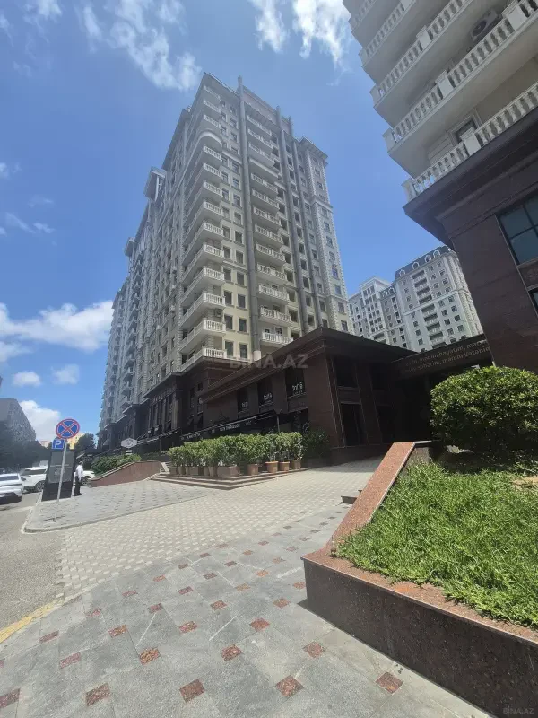 Satılır 3 otaqlı mənzil 121 m²