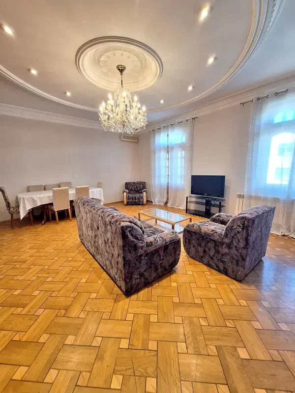 Kirayə verilir 2 otaqlı mənzil 90 m²