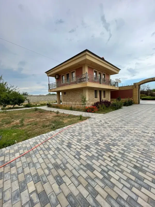 Kirayə verilir 11 otaqlı həyət evi 1200 m²