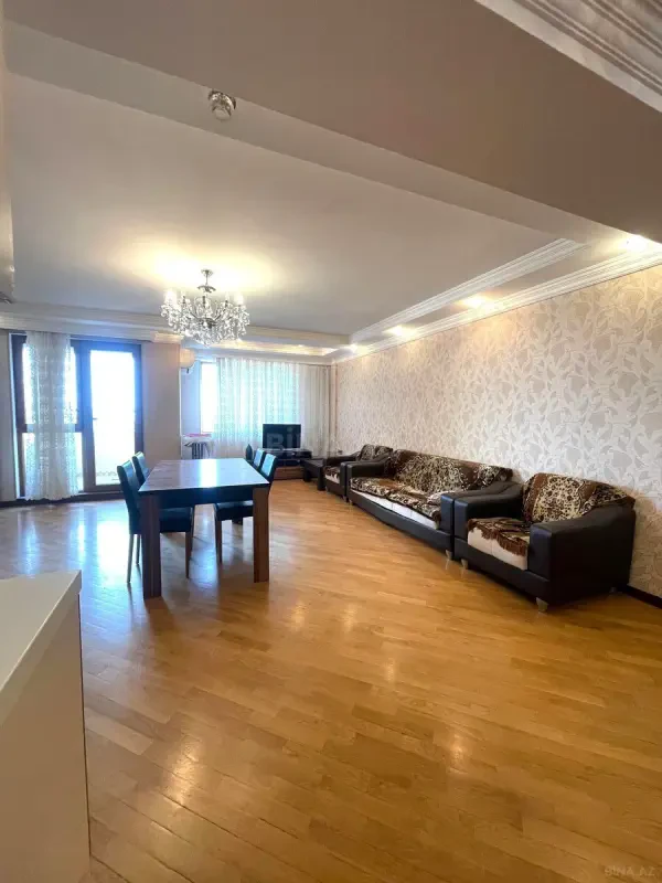 Satılır 3 otaqlı mənzil 136 m²