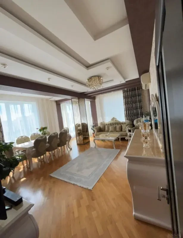 Satılır 3 otaqlı mənzil 135 m²