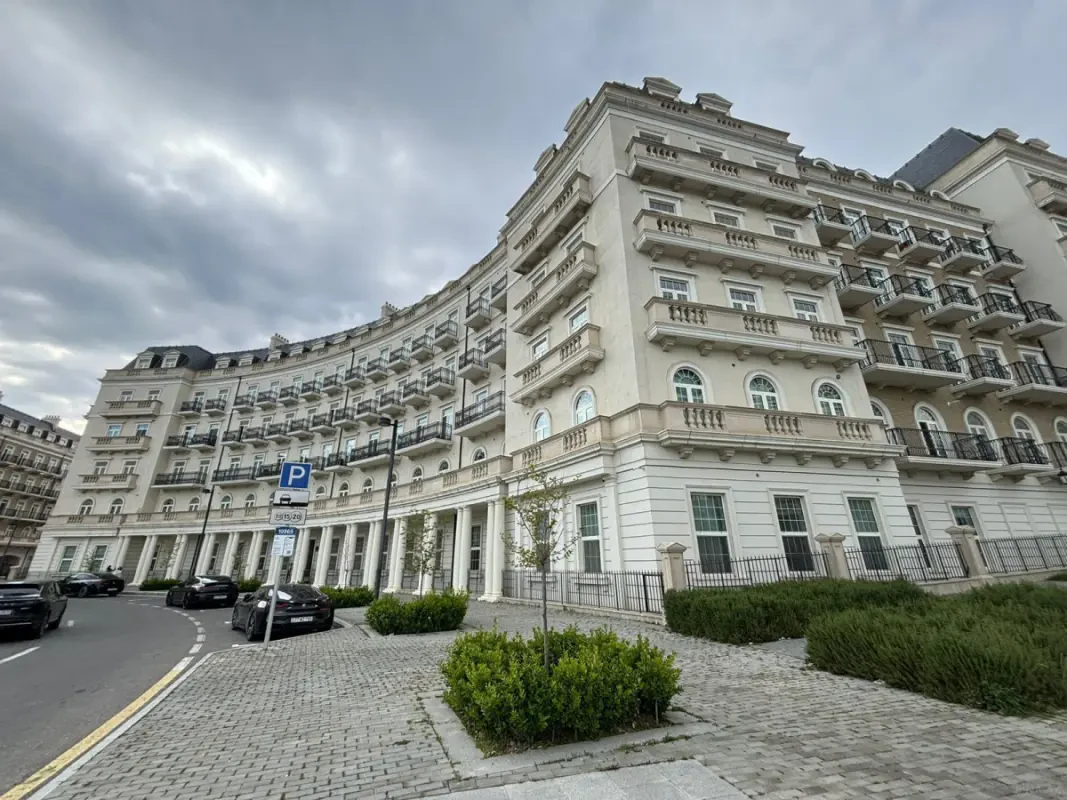 Satılır 4 otaqlı mənzil 145 m²