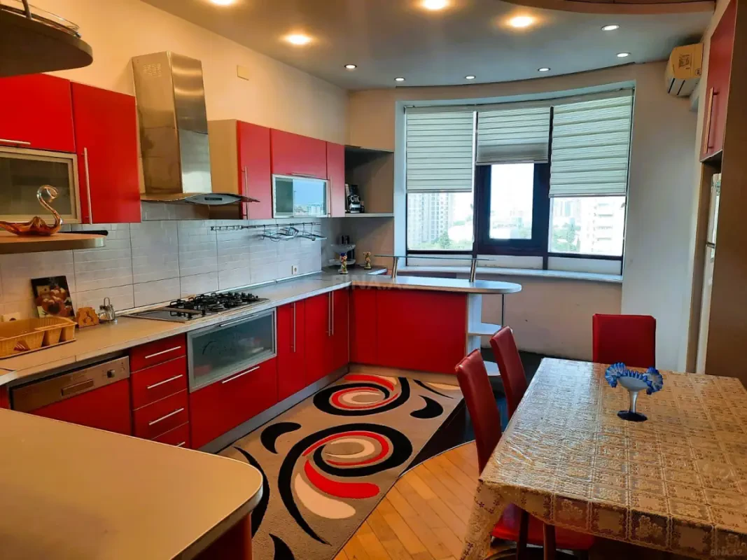 Kirayə verilir 4 otaqlı mənzil 205 m²