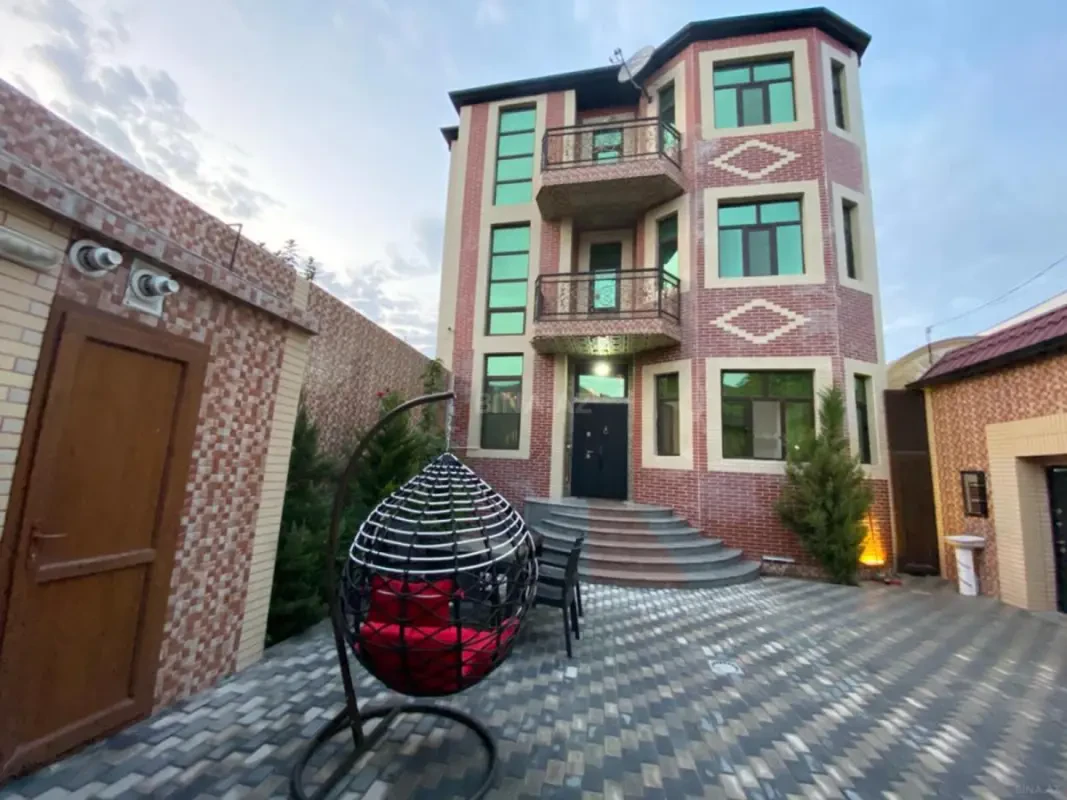 Satılır 11 otaqlı həyət evi 305 m²
