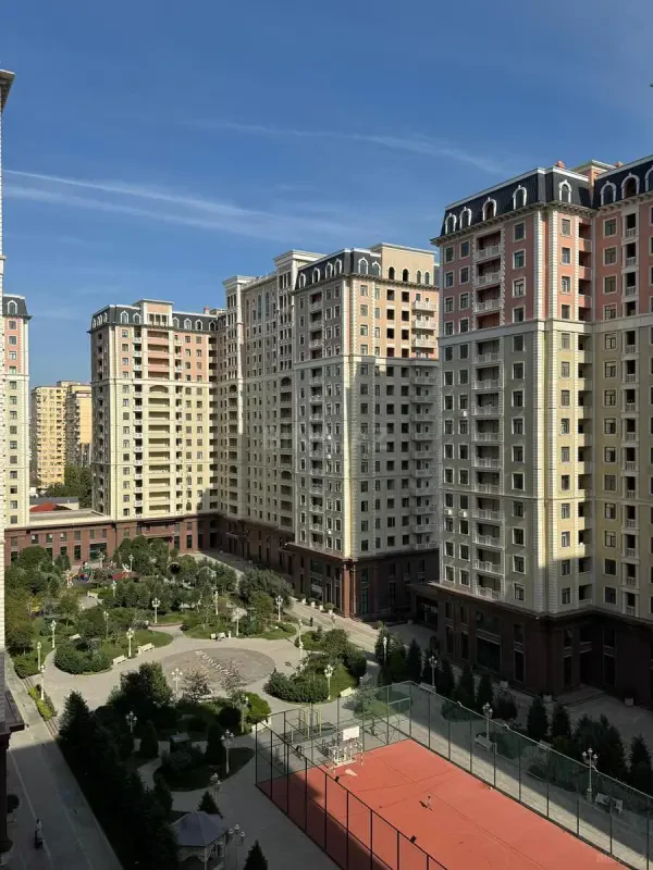 Satılır 4 otaqlı mənzil 185 m²