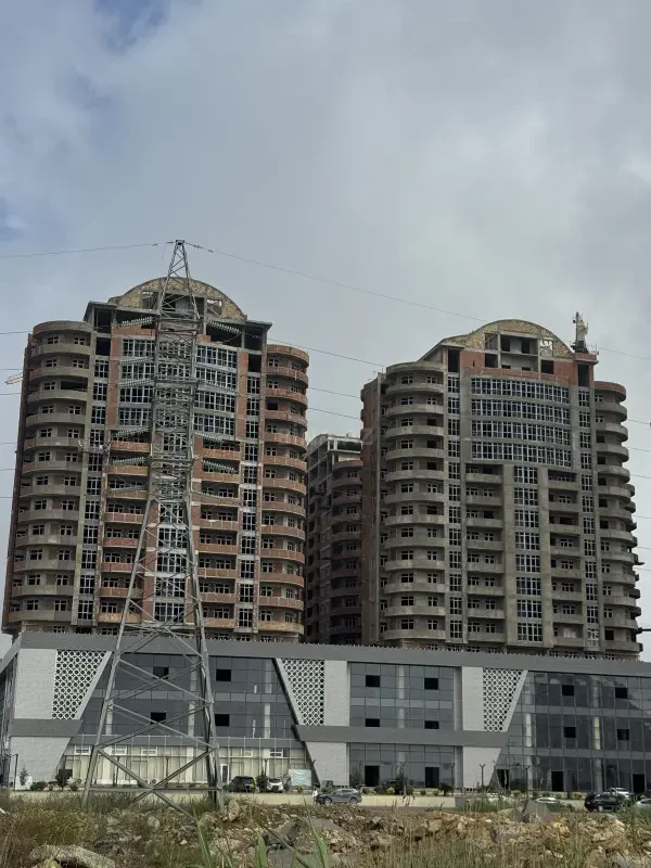 Satılır 2 otaqlı mənzil 77.8 m²
