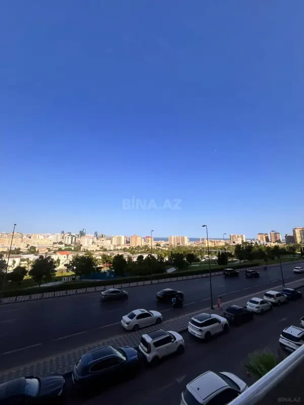 Satılır 5 otaqlı mənzil 200 m²