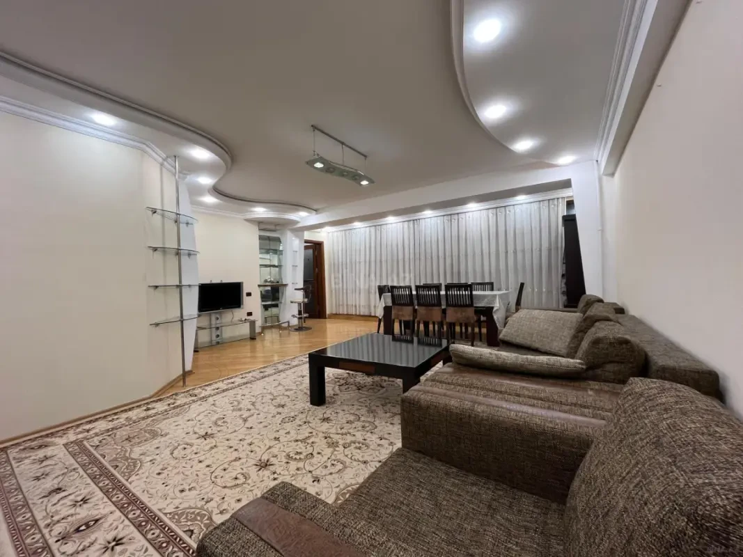 Kirayə verilir 2 otaqlı mənzil 90 m²