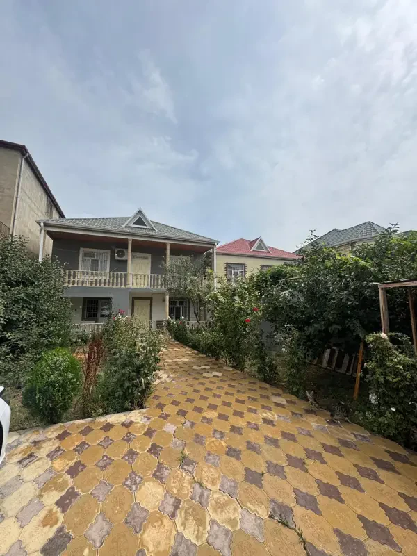 Satılır 7 otaqlı həyət evi 180 m²