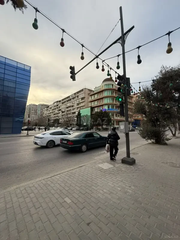 Satılır 4 otaqlı mənzil 182 m²