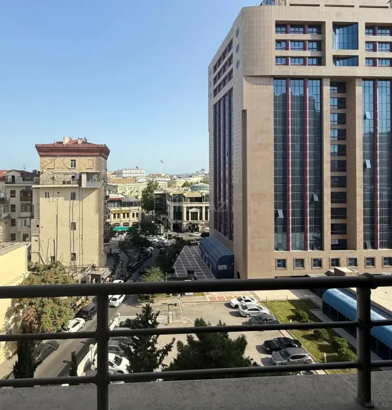 Kirayə verilir 4 otaqlı mənzil 211 m²