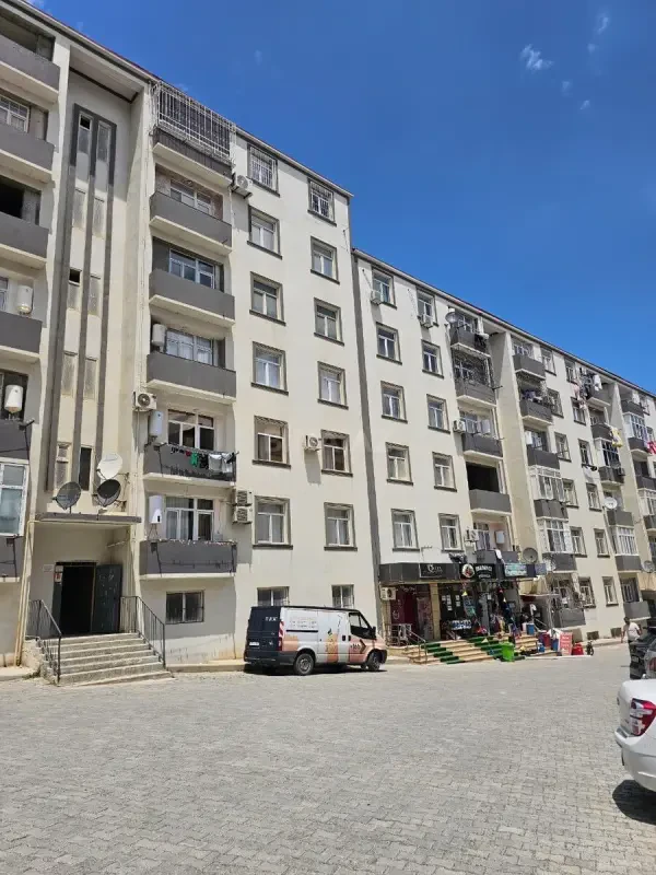 Satılır 2 otaqlı mənzil 83 m²