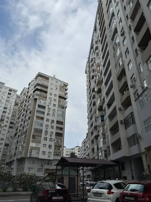 Satılır 3 otaqlı mənzil 135 m²