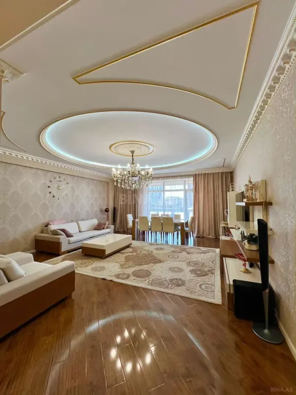 Satılır 3 otaqlı mənzil 152 m²