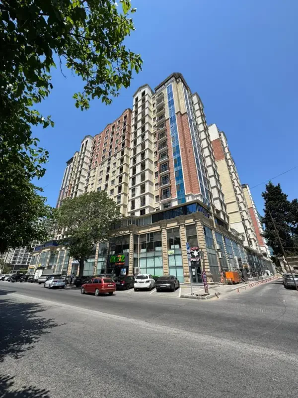 Satılır 3 otaqlı mənzil 135 m²