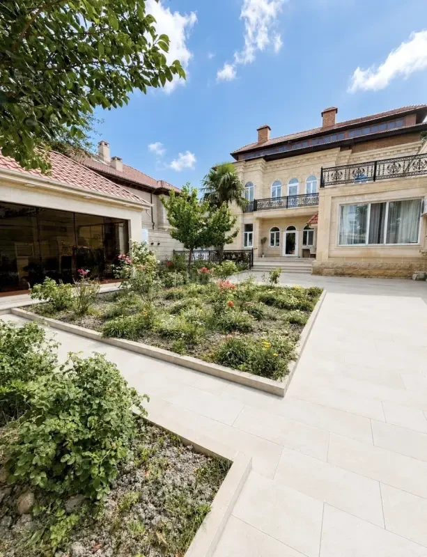 Satılır 6 otaqlı həyət evi 550 m²
