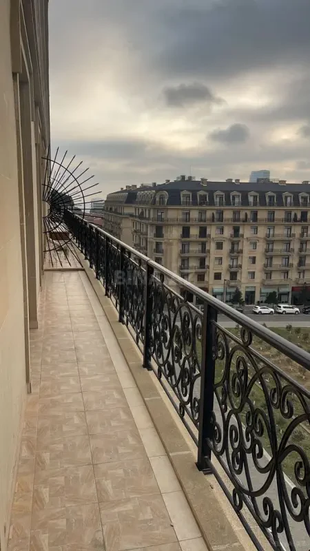 Satılır 3 otaqlı mənzil 138 m²