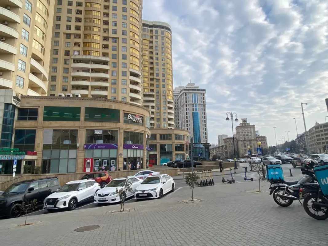 Satılır 4 otaqlı mənzil 270 m²