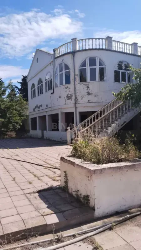Satılır 10 otaqlı həyət evi 240 m²