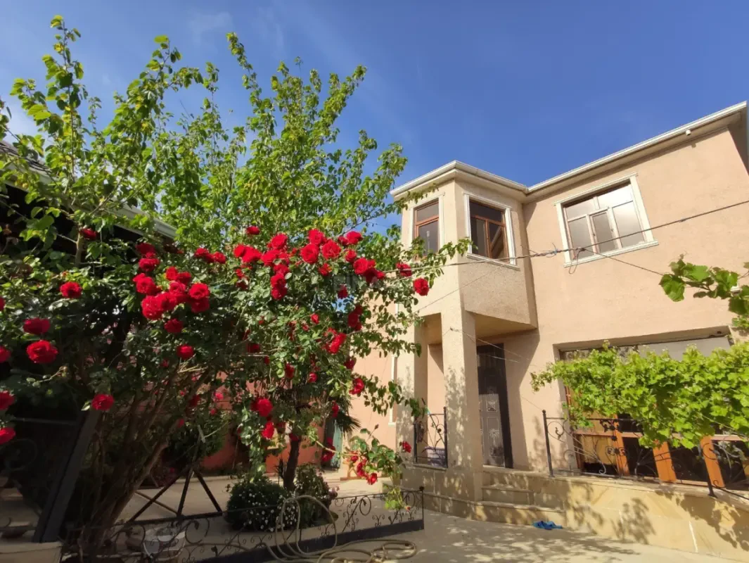 Satılır 6 otaqlı həyət evi 230 m²