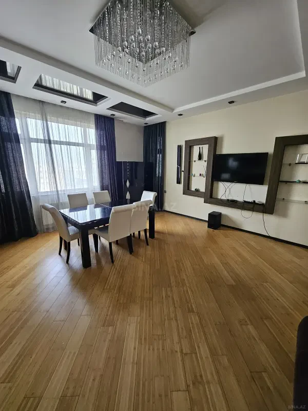 Satılır 3 otaqlı mənzil 136 m²
