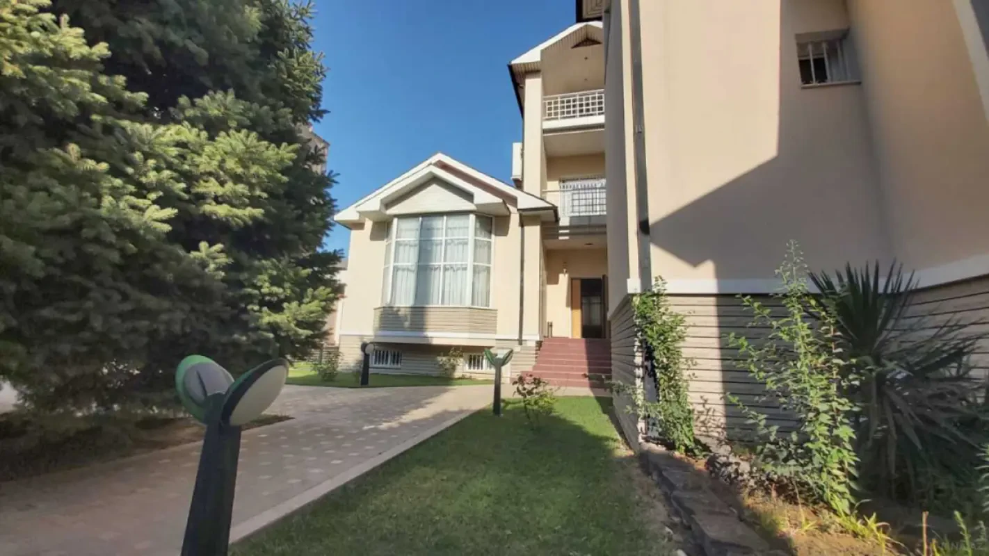 Satılır 8 otaqlı həyət evi 544 m²